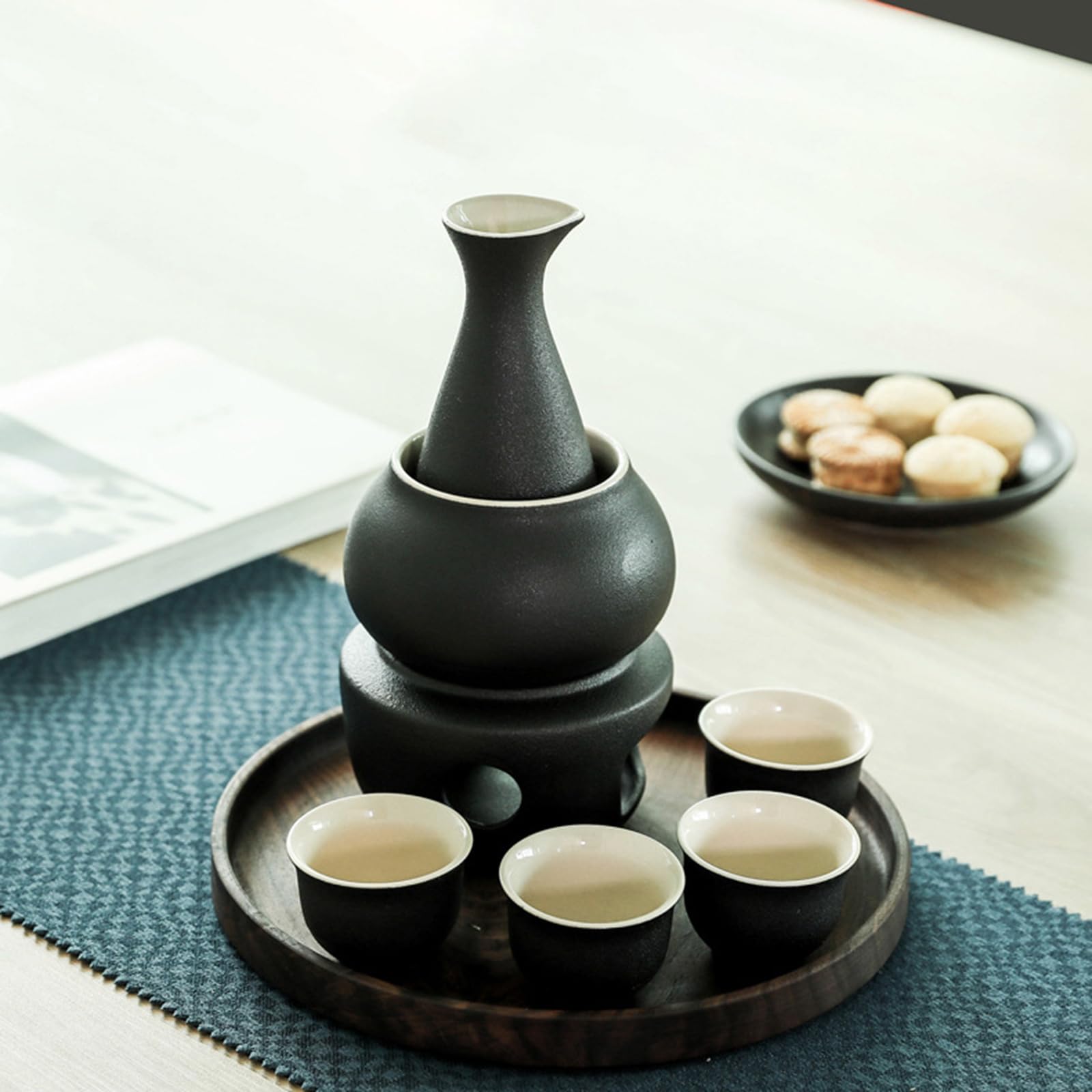 elegante japanische Sake Flaschen Set enthält eine Karaffe, einen Warmhalteofen, eine Schüssel und passende Tassen für traditionelles Trinken und den Heimgebrauch Sake Wärmer Set aus Keramik