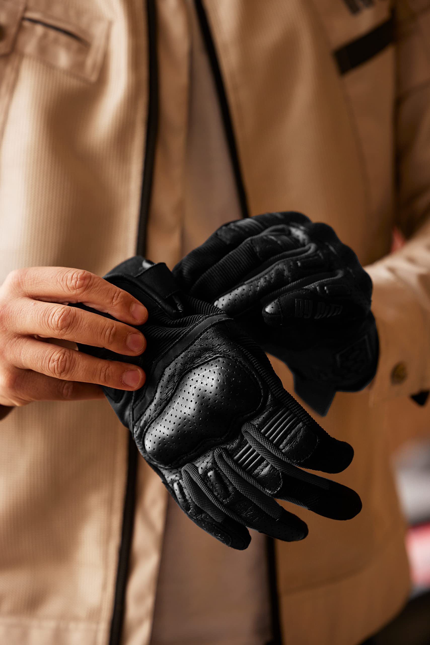 BY CITY | Guantes de Verano para Moto Tokio Man | Guantes de Piel Perforada | Protecciones Rígidas en Nudillos | Zonas Acolchadas | Refuerzo Antiabrasión en la Palma | Transpirables