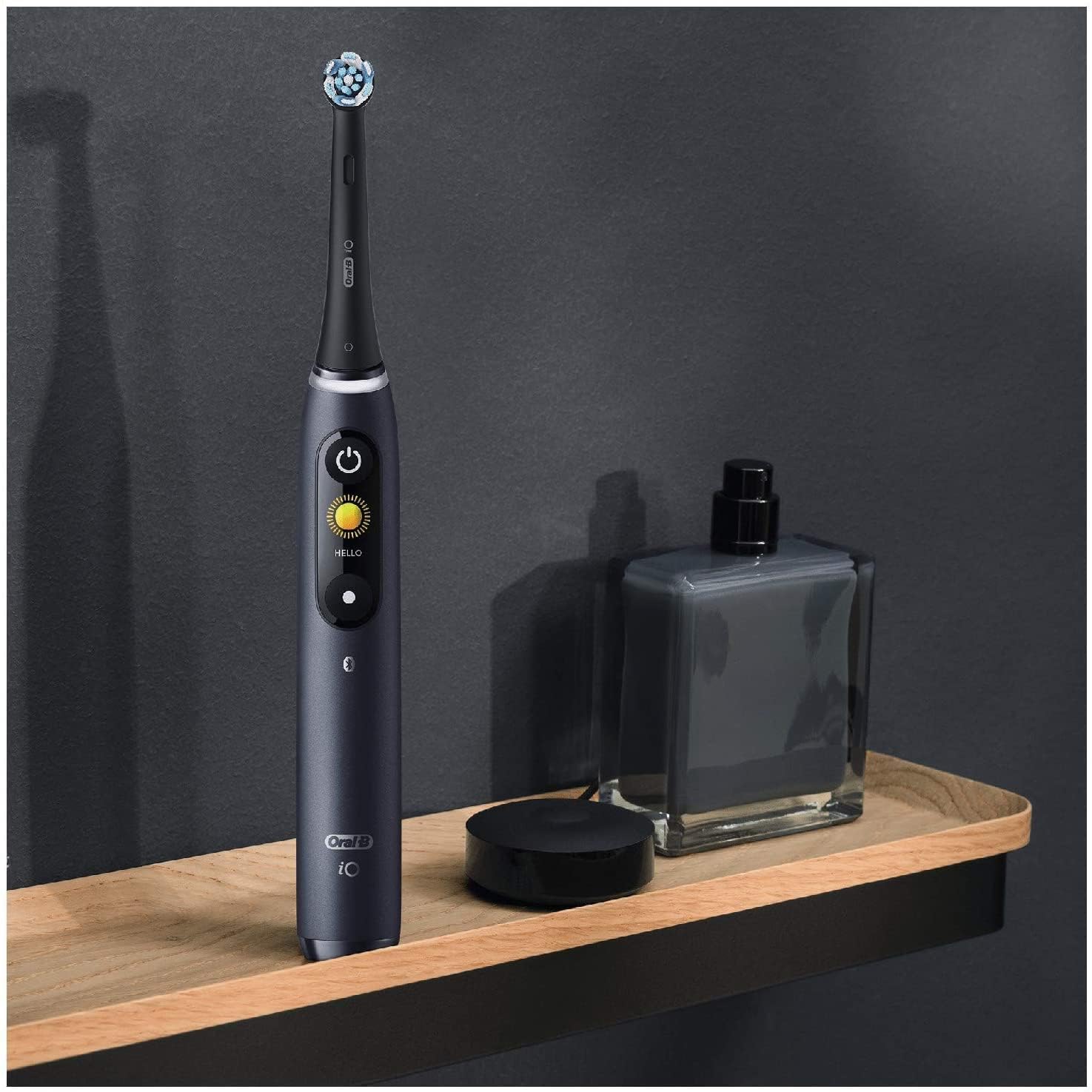 Oral-B Special Edition iO - 8 - Spazzolino Elettrico Ricaricabile Di Braun, 1 Spazzolino Nero Esclusivo Con Tecnologia Magnetica Rivoluzionaria, Display A Colori, 1 Testina, 1 Astuccio Magnetico