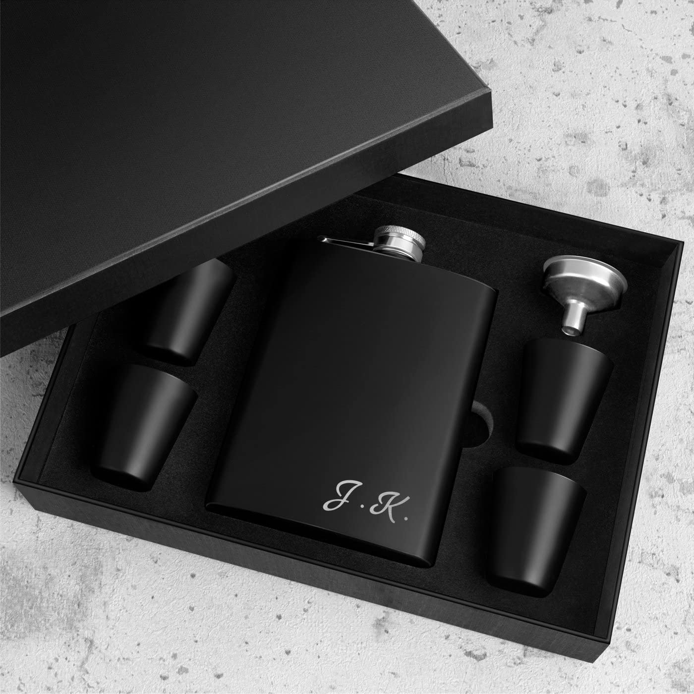 Maverton Flachmann Set 200 ml mit Gravur - Taschenflasche + 4 Schnapsgläsern 20 ml mit Trichter - Weihnachtsgeschenke - Brustflasche für Männer - Farbe: mattschwarz - Initialen