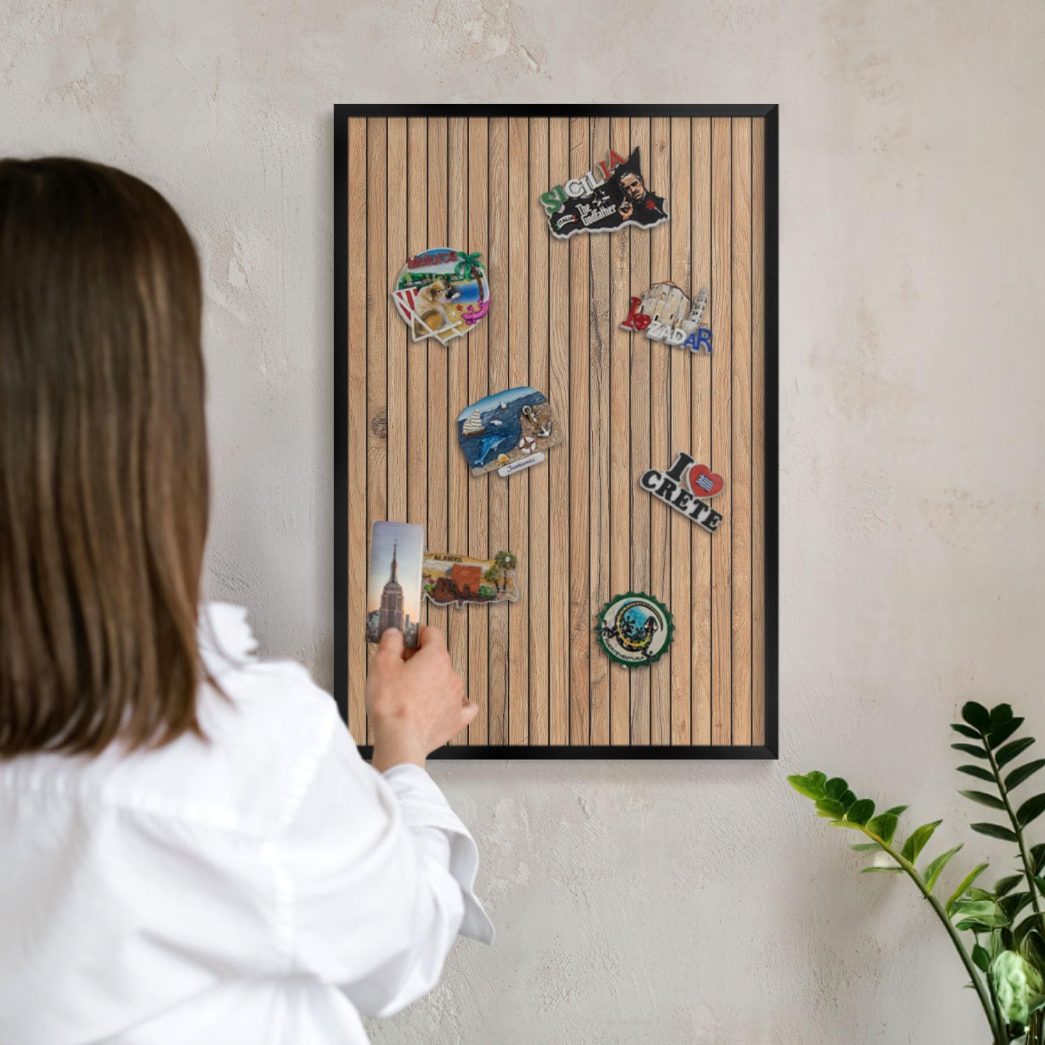 Pizarra Magnética de Pared 60x40 cm | con Marco Negro | Tablas De Madera | Montaje Fácil | Tablero Imantado | Para Imanes Turísticos, Recuerdos de Viaje y Fotos