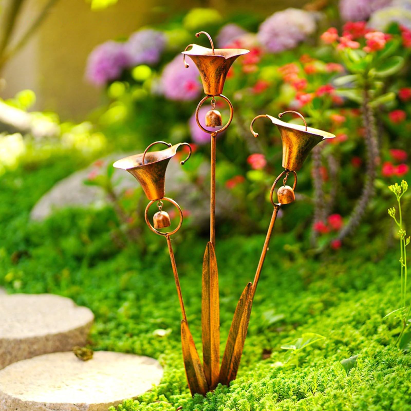 Poteau décoratif de Jardin en métal Calla Lily avec Triple Cloches - Sculpture Florale de 60 cm en Bronze pour extérieur, décoration de Jardin, Fleurs de lys, élément d'art pour Cour, Patio