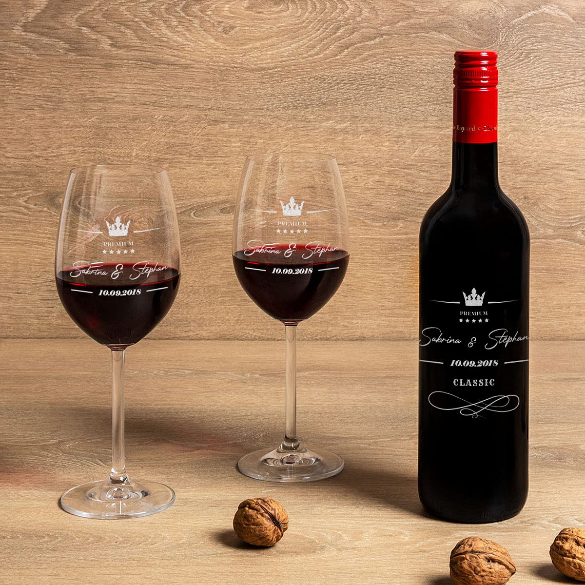 polar-effekt 4-TLG personalisiertes Wein-Set | gravierte Holzkiste, 2 Weingläser und 700 ml Wein | Pierre Laforest | Paar Geschenk | Motiv Classic