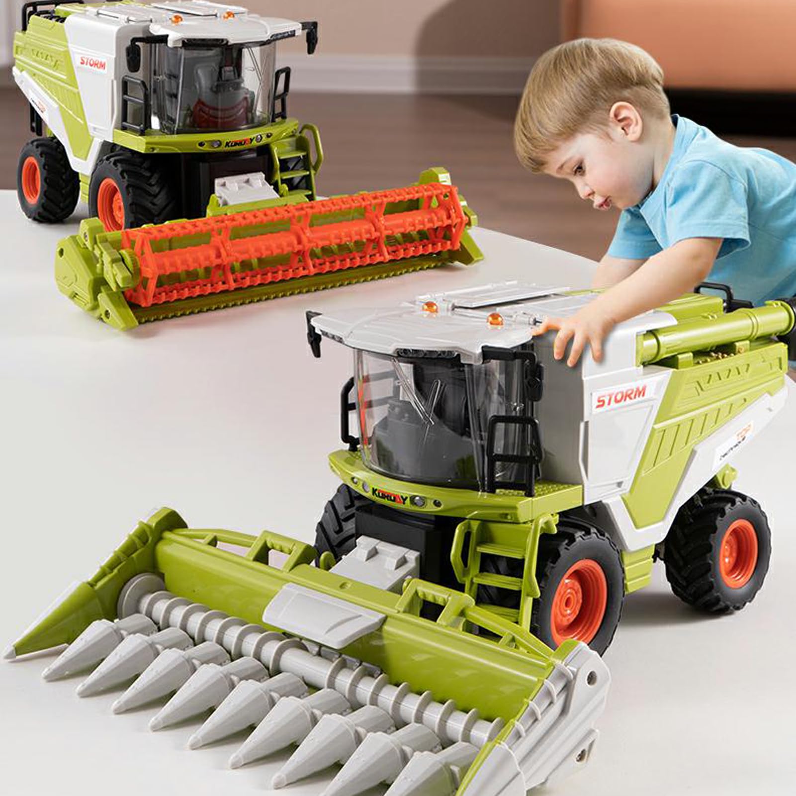 Cosechadora A Control Remoto HUIOP 1:24 | Rociador, Cabezal De Corte, Luces LED Y Sonido | 3 Baterías Recargables Incluidas | Regalo Para Niños De 3+ Años