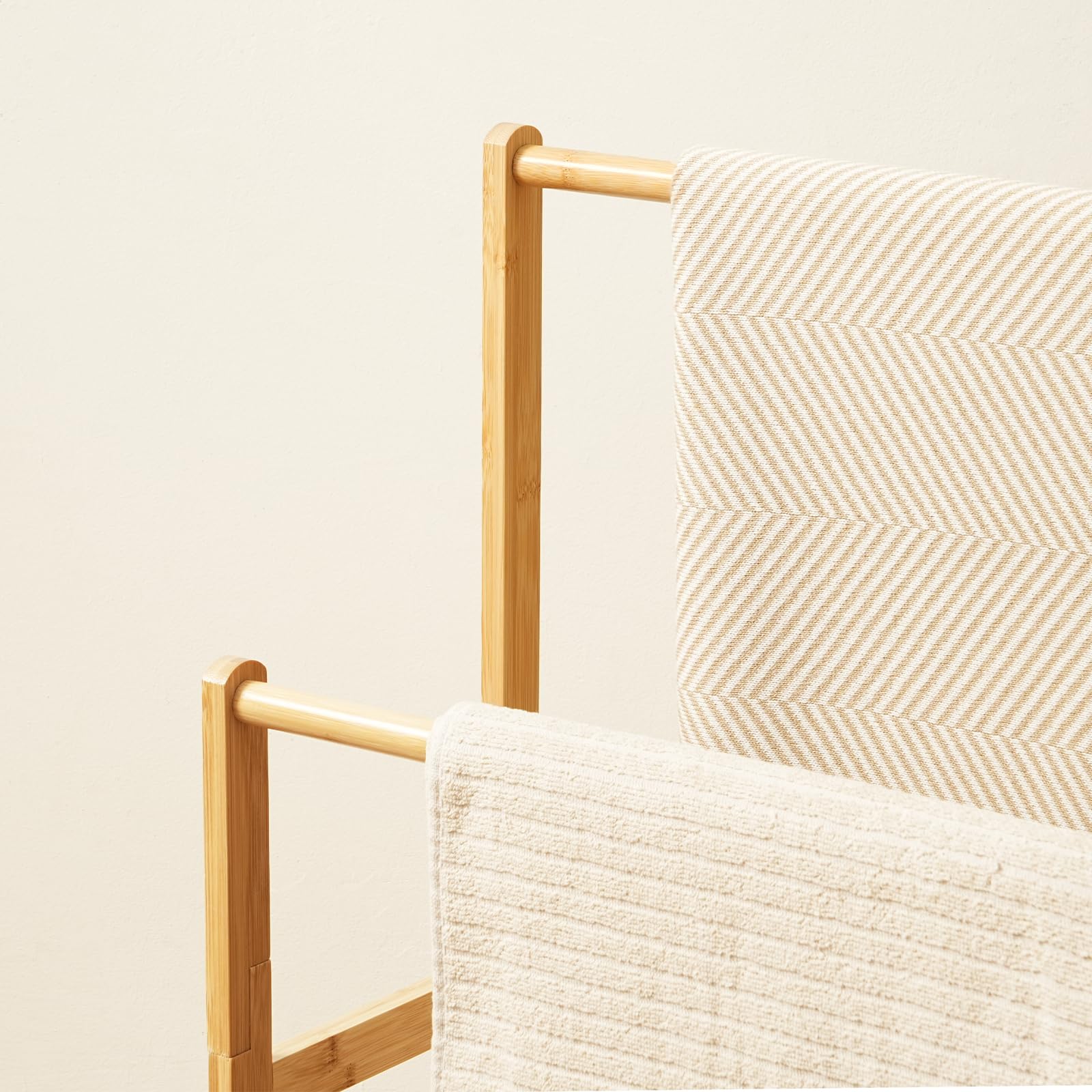 HOOBRO Porte-Serviettes de Salle de Bain sur Pied, Étagère Échelle à 2 Niveaux en Bambou, Présentoir à Couverture avec Étagère de Rangement, pour Chambre, Salon, Bambou Naturel EYL17LB01