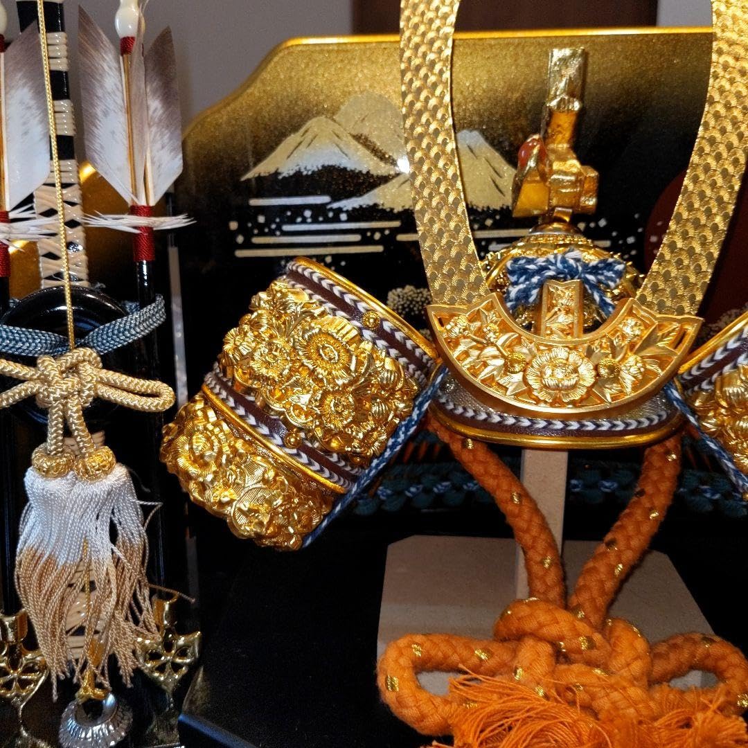 美品　金色の兜飾り 　兜　こどもの日　宝石つき　節句　五月人形 Amazon | 金色の兜飾り 兜 こどもの日 宝石つき 節句 五月人形