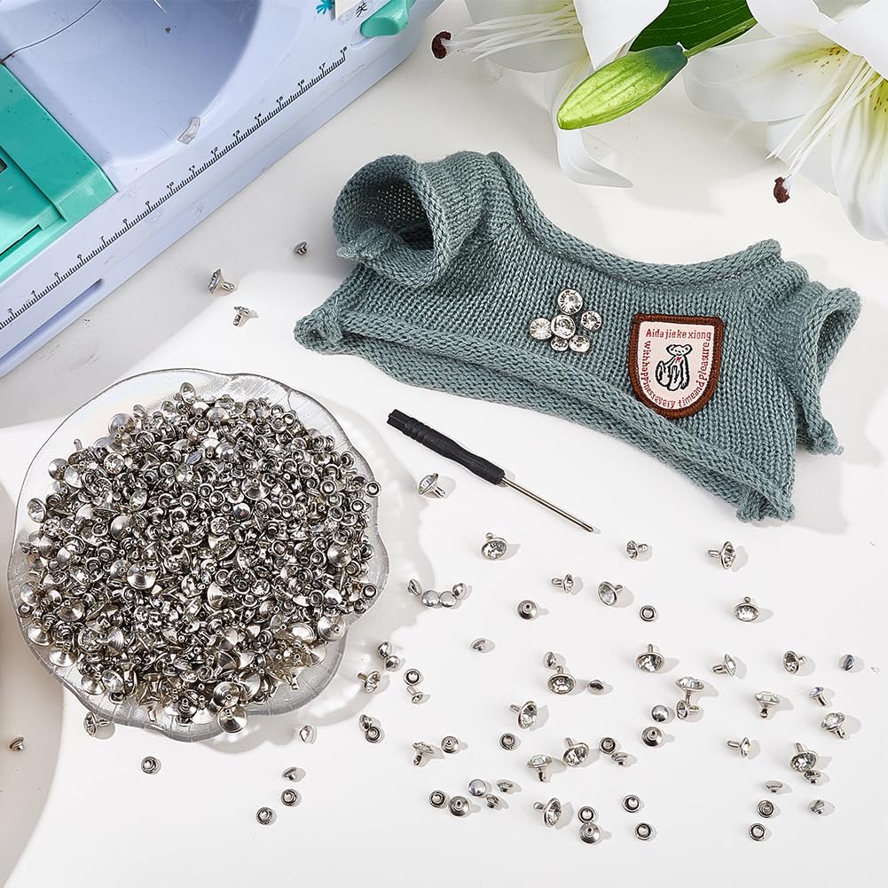 600 Set di 6 Misure di Rivetti Trasparenti con Strass Kit di Rivet | con Cacciavite In Ferro Ottone Platino Doppi Cappucci Borchie Rotonde In Cristallo Punk Rock Metallo per Abbigliamento Tessut