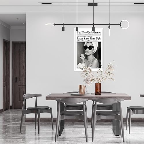 Miniatura 7 de Póster de moda con texto en inglés Better Late Than Fe, impresiones en lienzo de periódico retro negro y blanco femenino estético, arte de pared