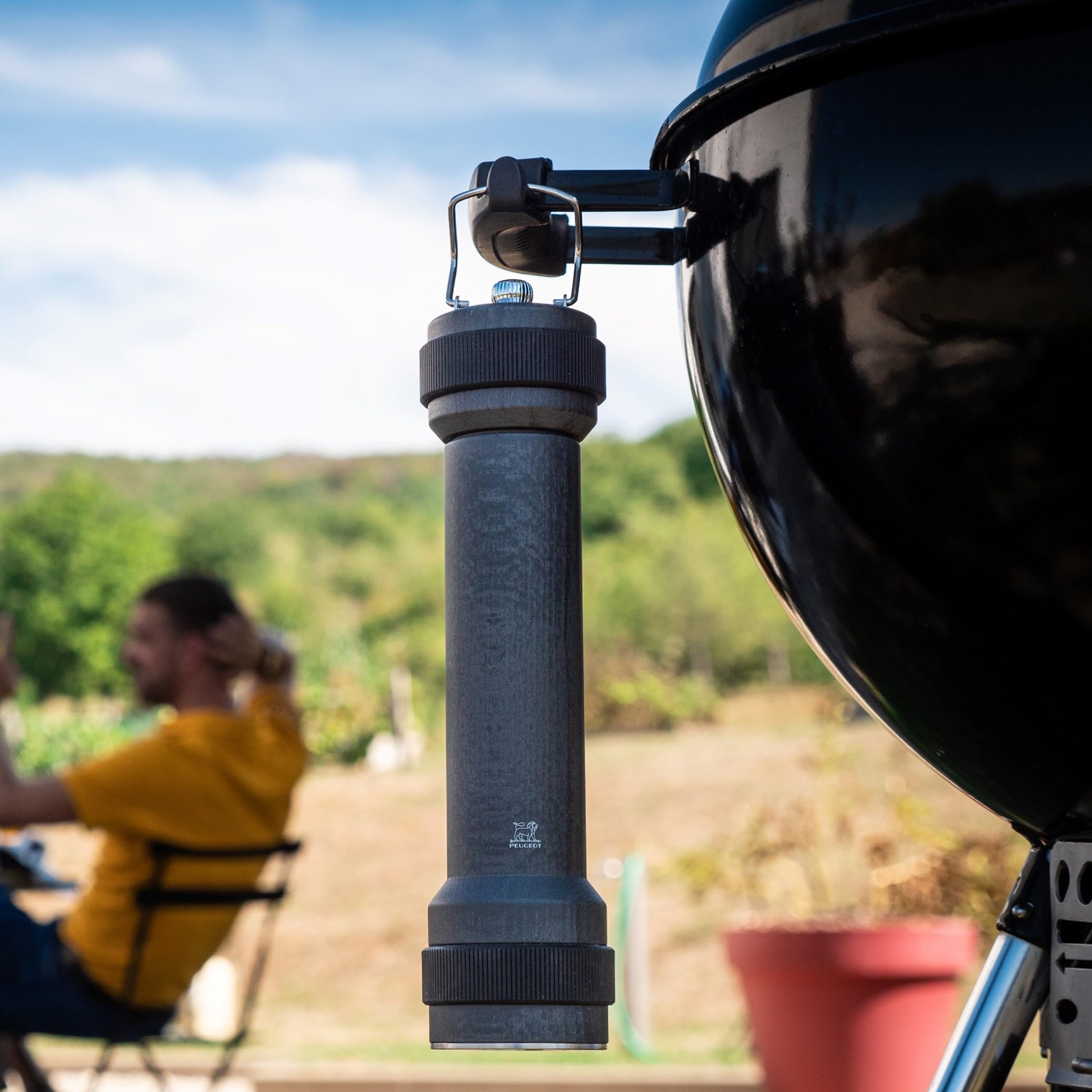 PEUGEOT - BBQ-Pfeffermühle 30 cm Barbecue & Plancha - Automatisch auslösende Beleuchtungsfunktion - Stoßfest - Aus PEFC-zertifiziertem Holz - Französiches Know-How - Graphitfarben