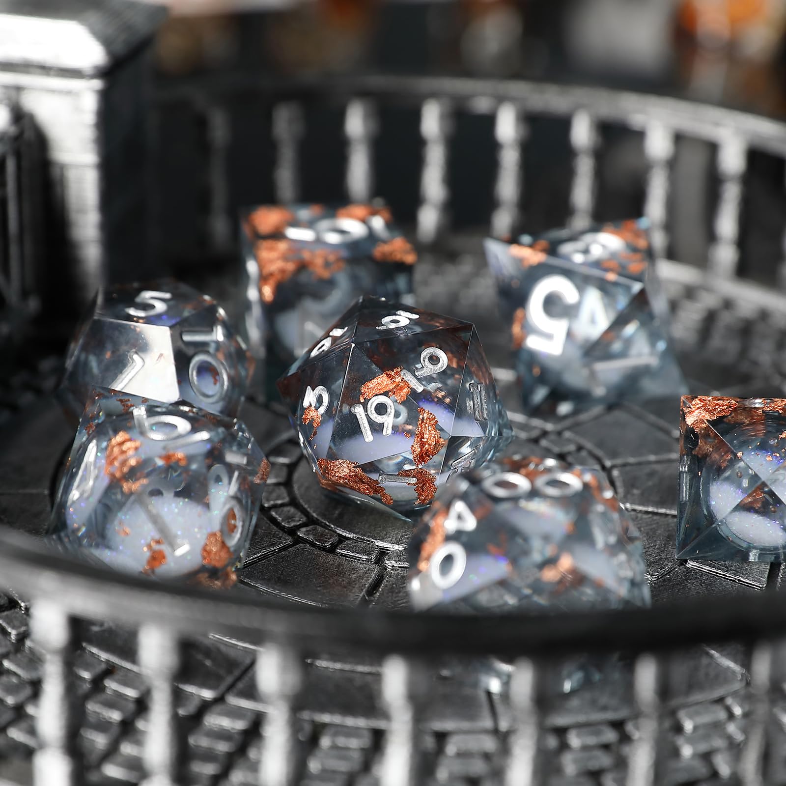 Liquid Core DND Würfel Set 7pcs, Treibsand Polyeder Kunstharz Würfel mit Scharfen Kanten für Dungeons und Dragons, RPG D20 D12 D10 D8 D6 D4 Würfel, Goldfolie Thematisch D&D Rollenspiel Würfel