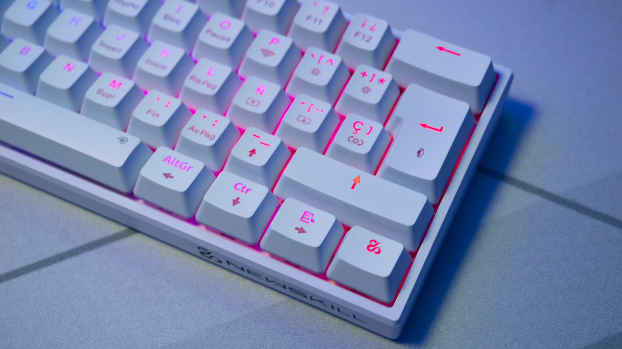 NEWSKILL Pyros V2 Teclado Gaming 60% RGB inalámbrico/Bluetooth/Cable Outemu Red Hotswap - Color Blanco