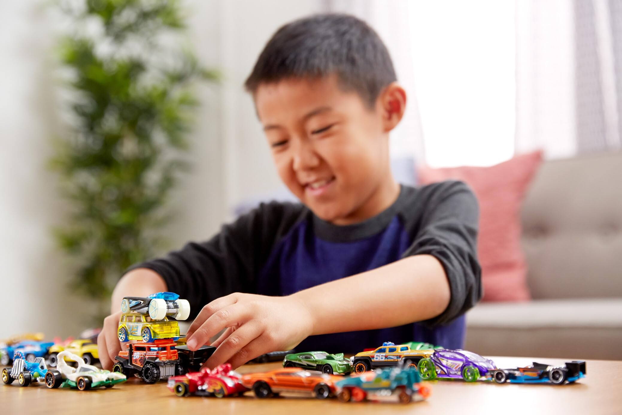 Hot Wheels, Set of 8 Basic Toy Cars & Trucks in 1:64 Scale, Includes 1 Exclusive Car, Different Mixes Released Throughout the Year, Styles May Vary, HPV78 — view 3