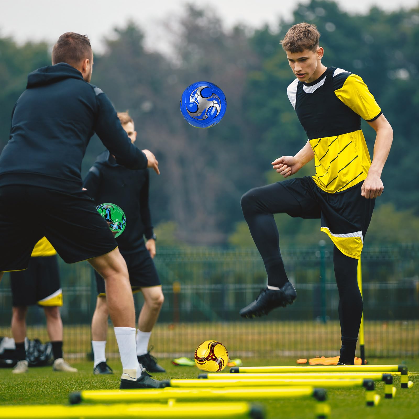Seenelling 12 balones de fútbol a granel con operación de bomba, tamaño 5 para deportes al aire libre, pelotas cosidas a máquina, suministros de donación de caridad cristiana, regalos de caridad de