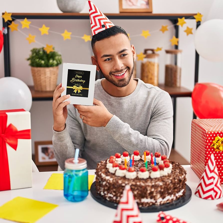 Holkcog ハッピーバースデーキャンドル - 誕生日香り付きキャンドル ホームルーム装飾 ソイワックスキャンドル ラベンダーの香り (6.5オンス  45時間燃焼) ジャーキャンドル 男性への誕生日プレゼント、お父さん友人への誕生日プレゼントに