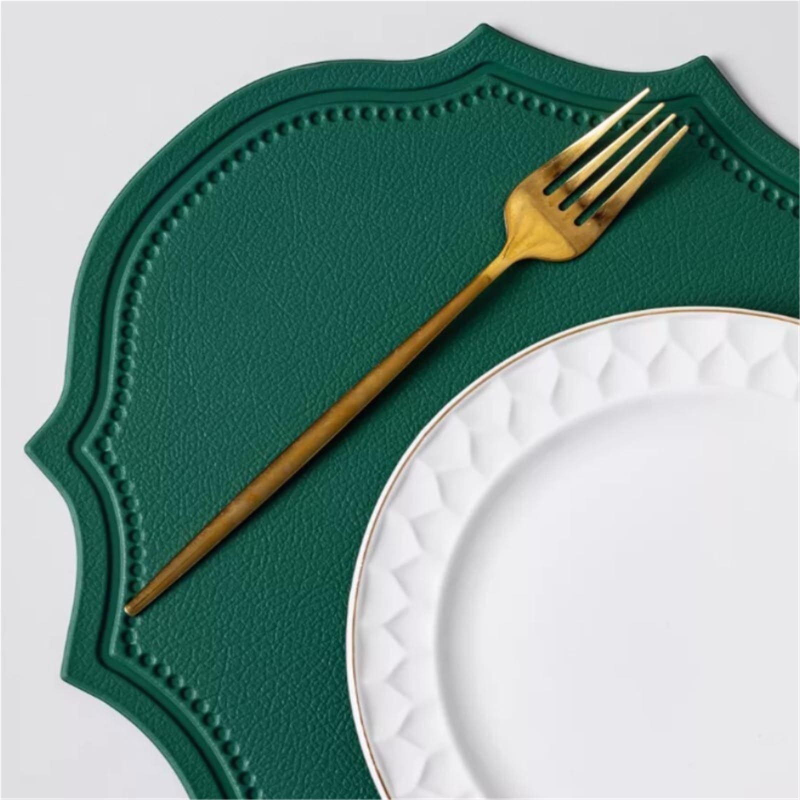 Faux Leather Placemats Lot de 1/4/10 Sets Table ovales Verts en Cuir PU Forme irrégulière, résistants à l'huile(Black,10pcs 30x43cm)
