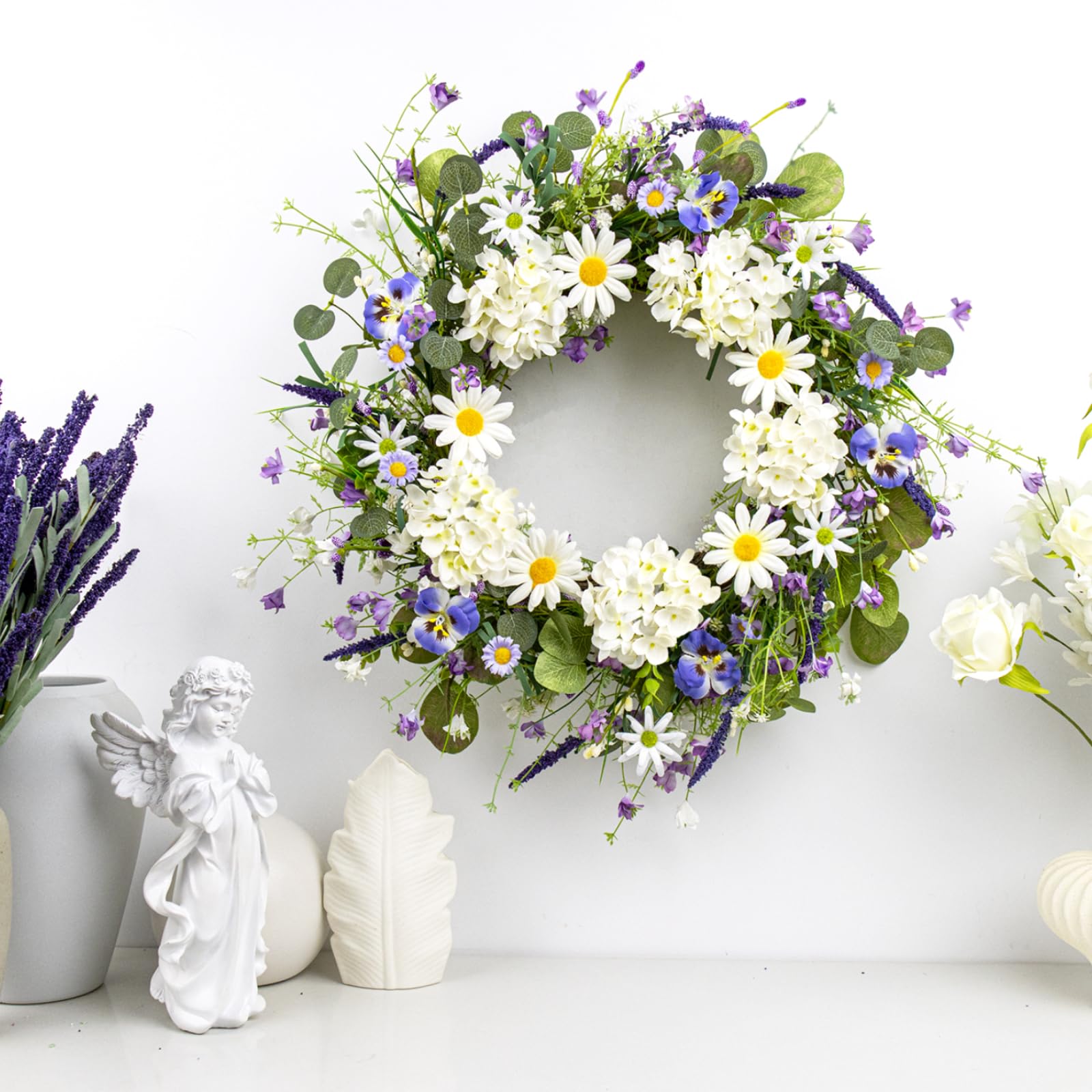 Couronne de porte à ressort avec fleur blanche 55,9 cm