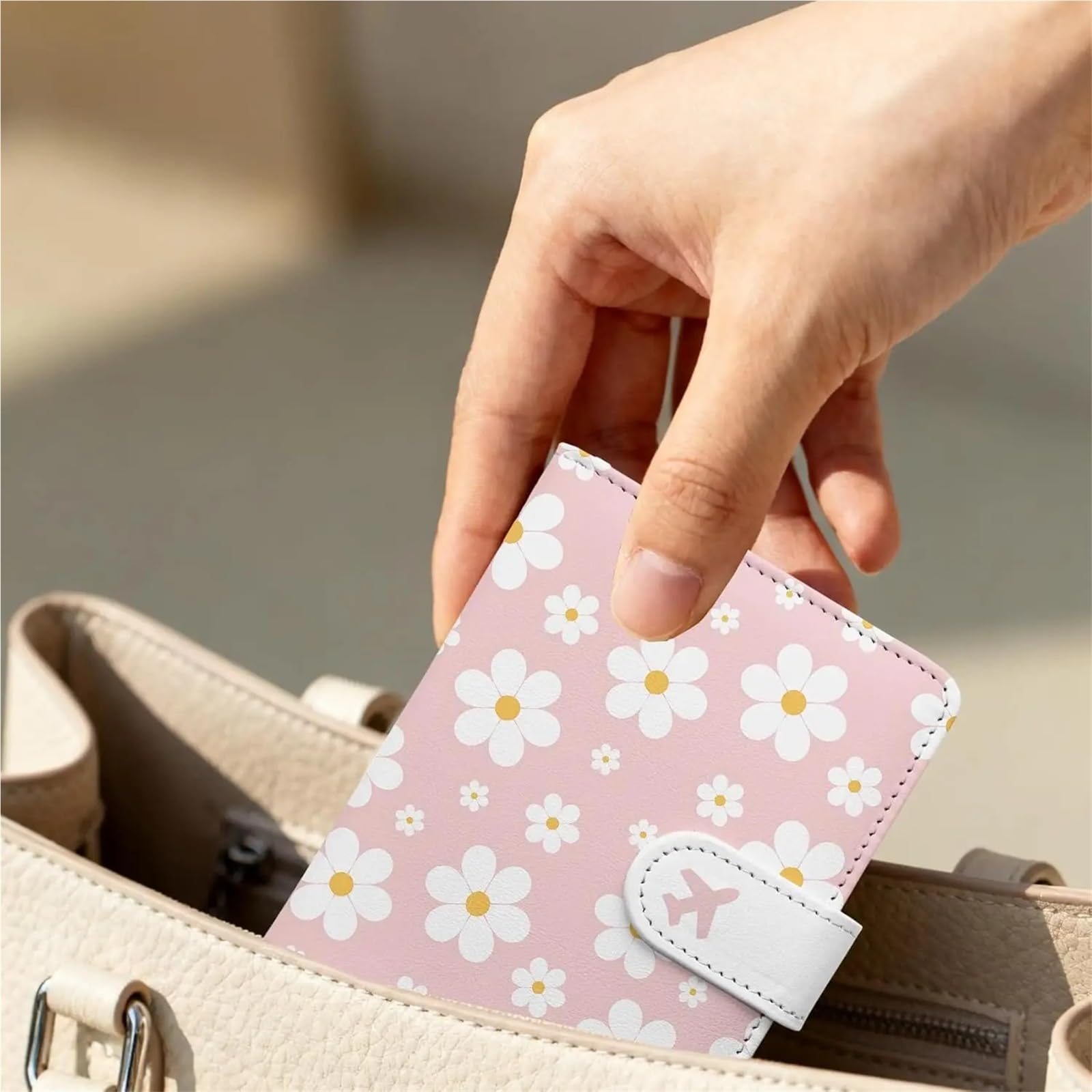 Porta passaporto in pelle con blocco RFID chiusura magnetica e passante for penna for gli oggetti essenziali da viaggio