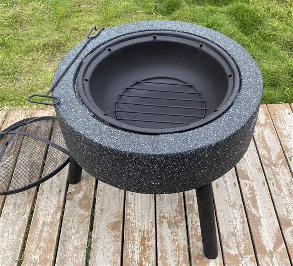 Duży żeliwny palenisko retro szary ogrzewacz wielofunkcyjny na kemping, grill, podwórko, kemping, piknik, ognisko, ogród.