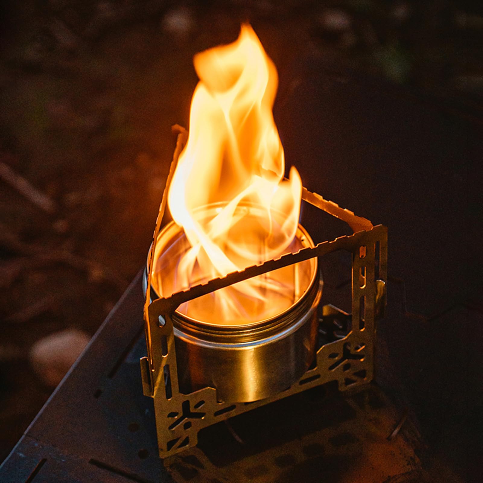 Przenośna, obrotowa kuchenka kempingowa ze stali nierdzewnej o pojemności 200 ml i mocy 2250 W, przeznaczona do gotowania na świeżym powietrzu, wędrówek i wypraw z plecakiem.