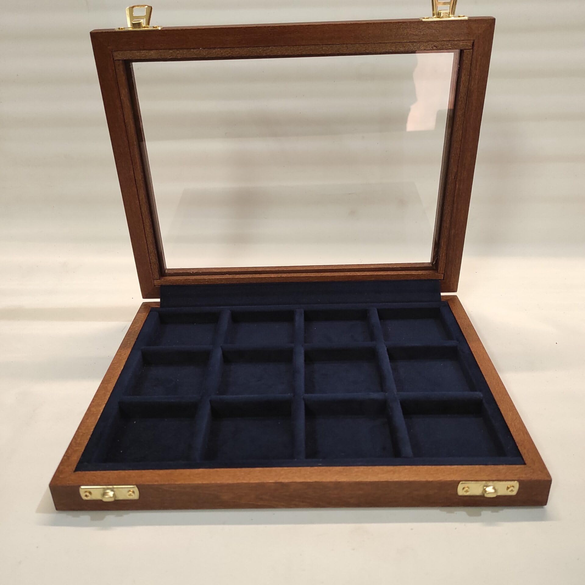Caja Expositora de Madera con Forro de Terciopelo para Monedas y Anillos – Estuche Artesanal para Coleccionistas, Joyas, Medallas y Pequeños Recuerdos