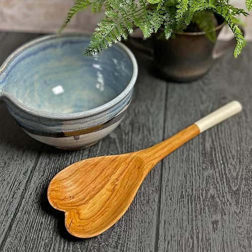 Miniatura 2 de Cuchara en forma de corazón de madera de olivo silvestre con mango de hueso natural, hecha a mano en Kenia, cada una única