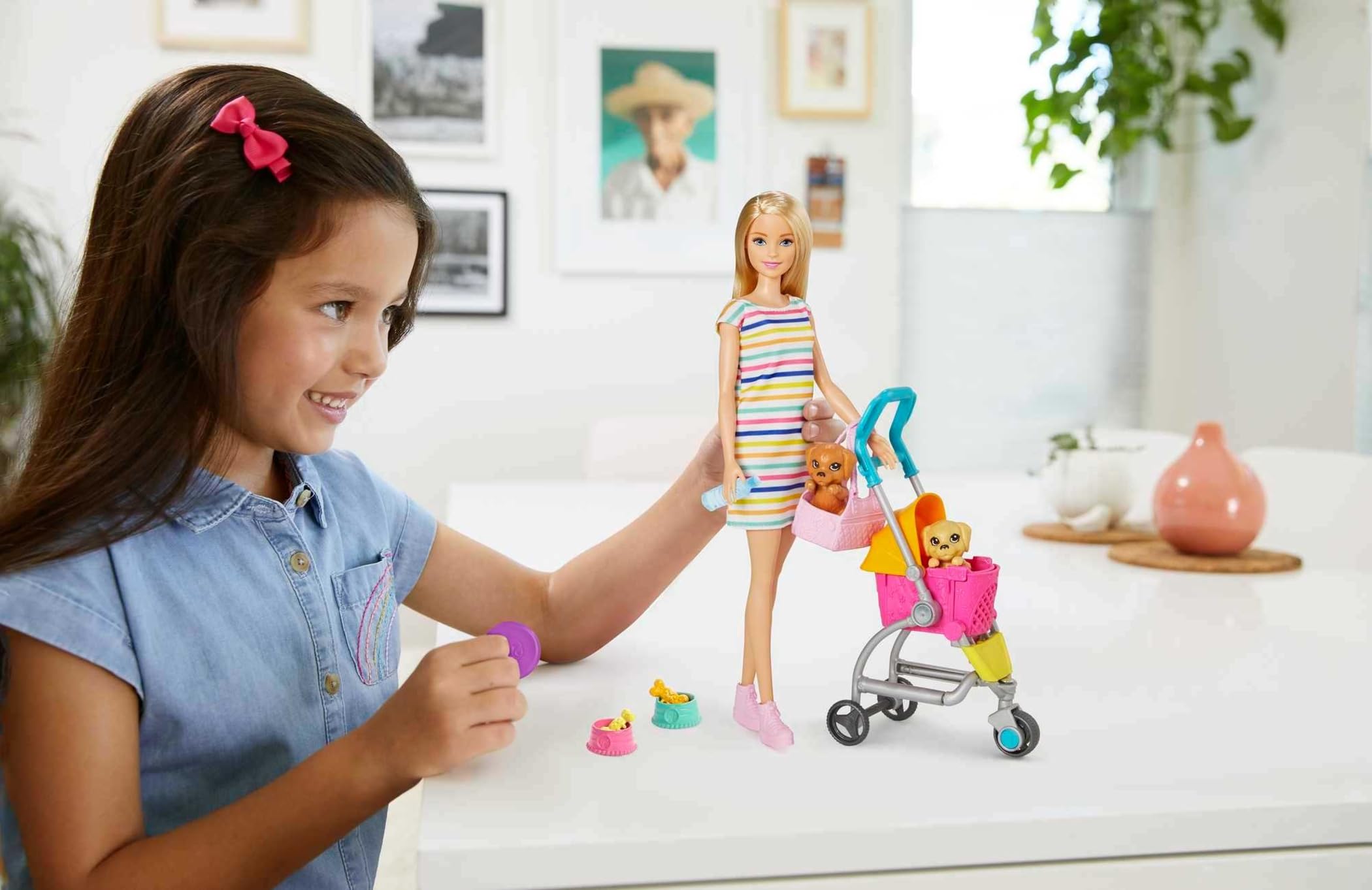 Barbie GHV92 - Hundebuggy Spielset mit Blonder Puppe (ca. 30 cm), 2 Hündchen, einem Buggy für die Hündchen und Zubehör, Spielzeug Geschenk für Kinder von 3 bis 7 Jahren