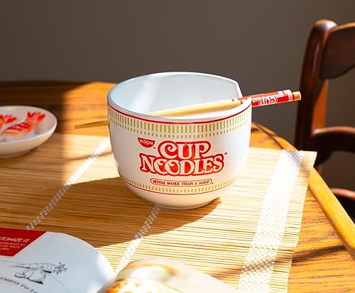 Miniatura 6 de Silver Buffalo Nissin Classic Cup Noodles Logo Mucho Más Que Una Sopa Tazón de Fideos Ramen de Cerámica con Palillos, Apto para Microondas, 20 Onzas