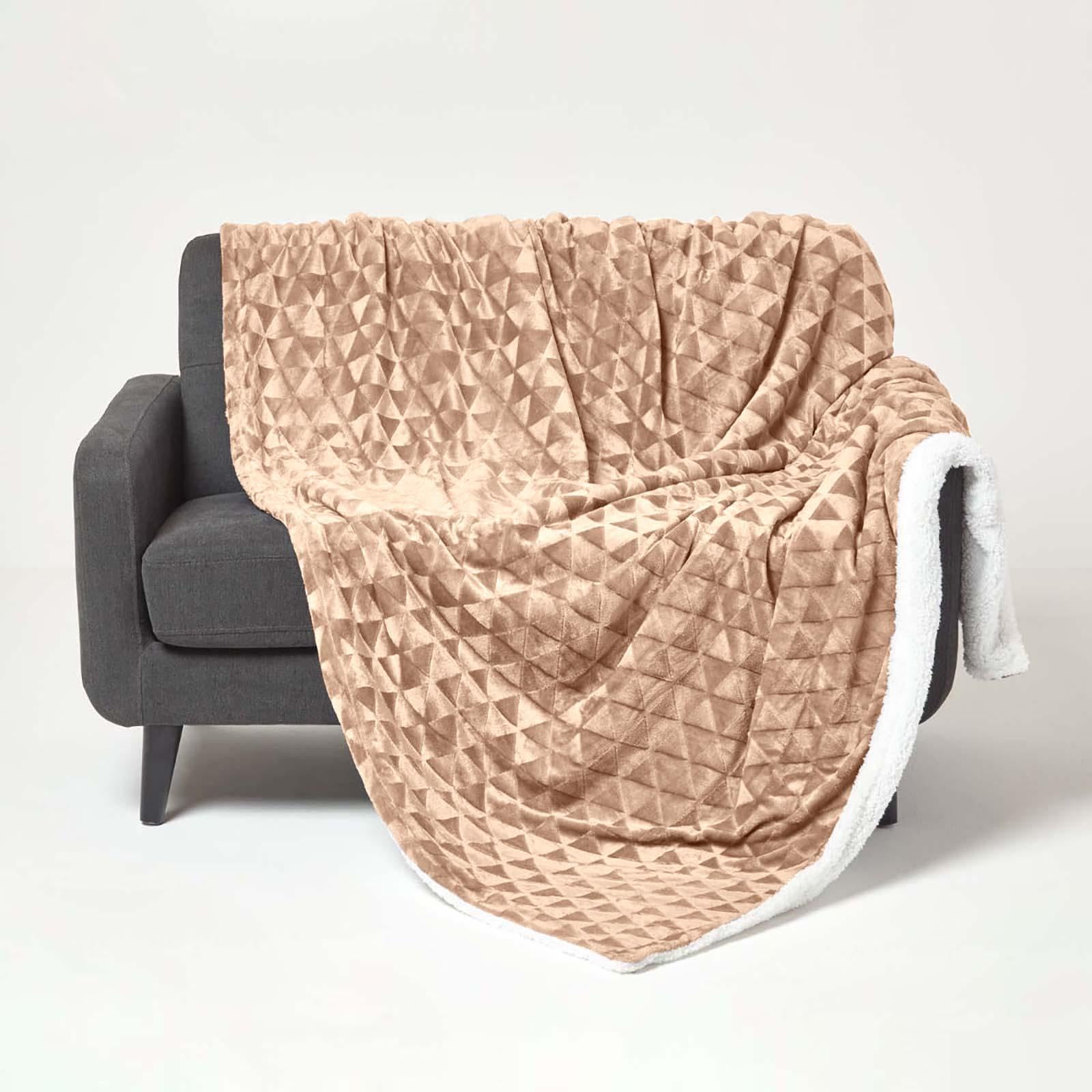 HOMESCAPES Patterned Sherpa Fleece Throw Blanket - Soft Velvet Sofa Throw, Warm Fluffy Blanket For Beds, Thick & Cosy Reversible Blankets, Triangular Geometric Design - Light Brown, 200 x 230cm