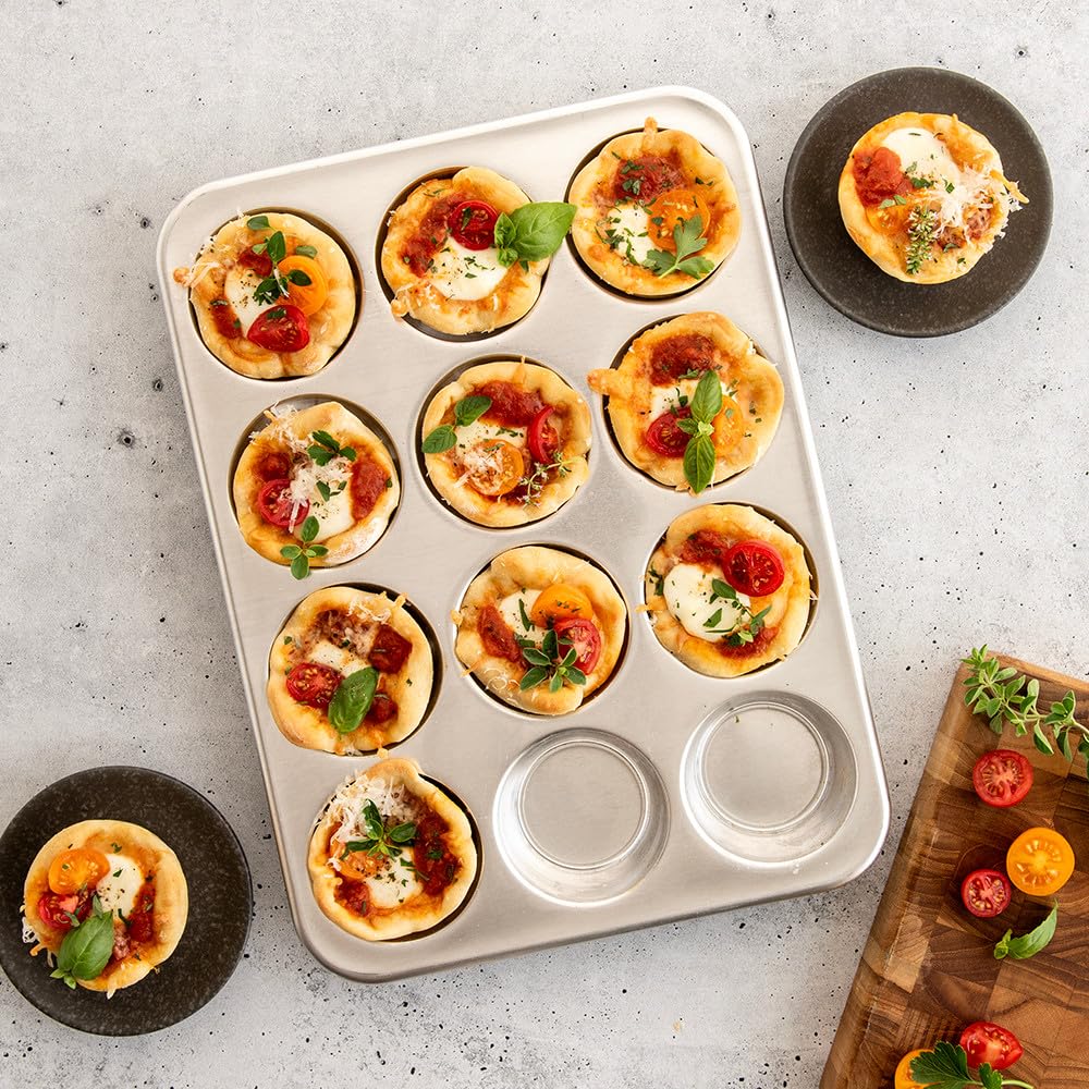 Nordic Ware Naturals - Molde para magdalenas de 12 cavidades, bandeja para magdalenas con conductividad superior del calor, utensilios para hornear de primera calidad para golosinas doradas uniformemente, fabricado en los Estados Unidos, plata