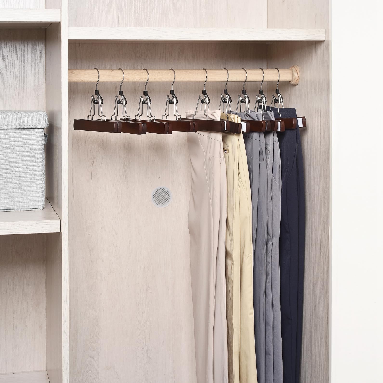 Amber Home Perchas de madera para pantalones, 10 unidades, perchas para faldas con terciopelo acolchado antideslizante, acabado suave, perchas de madera maciza, perchas de sujeción en color antiguo