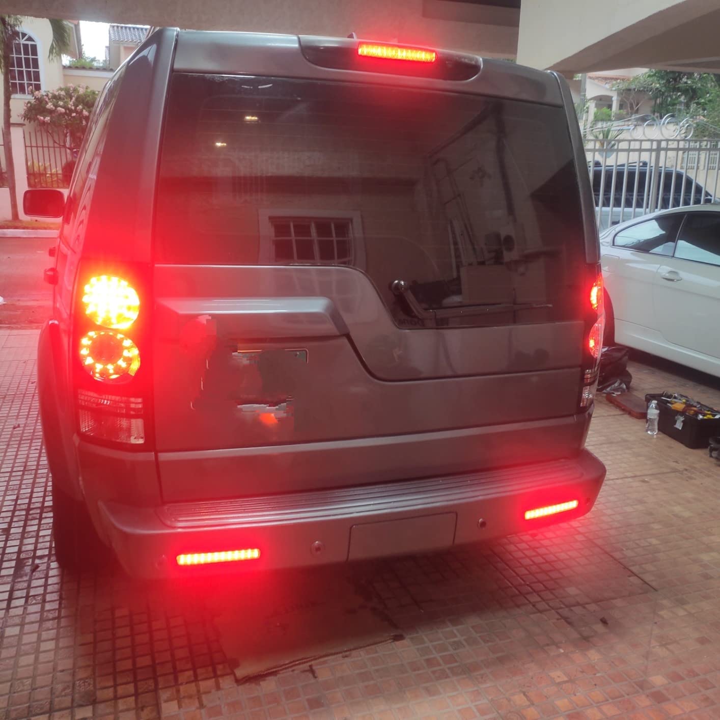 Left & Right LED Tail Lights For Land Rover Discovery LR3/LR4 (2004-2016)