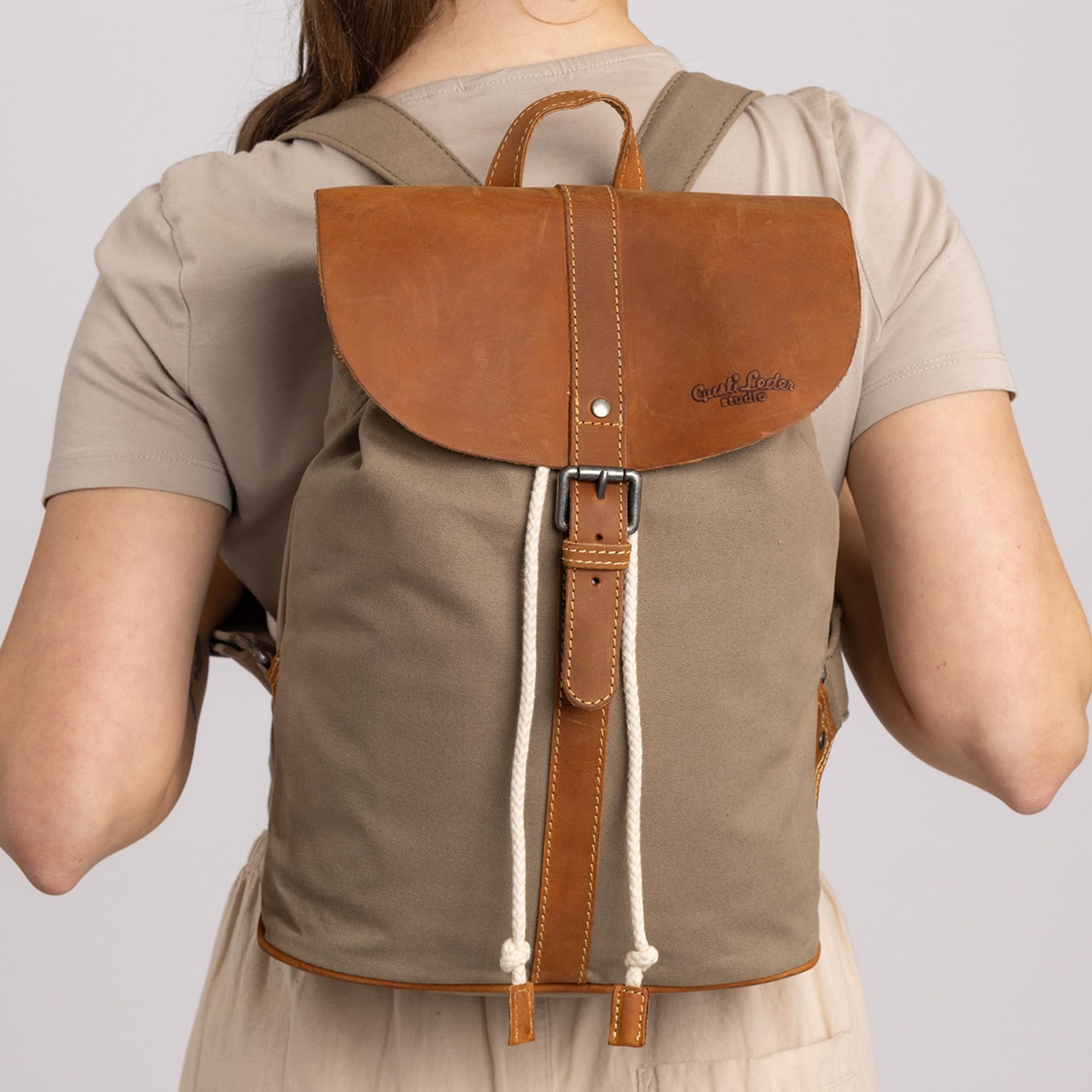 Gusti Rucksack Leder - Paula M Damen groß Cityrucksack Collegerucksack Unirucksack Daypack Schultasche Laptoptasche Laptoprucksack Lederrucksack Grau Canvas & Leder