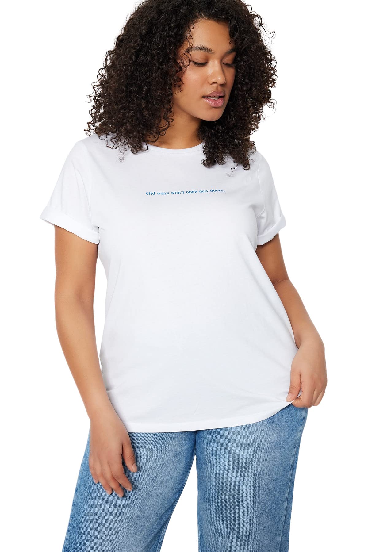 Trendyol Damen TBBSS23BF00034 T-Shirt in Übergröße, Weiß/Flyaway Orchidee, 4XL