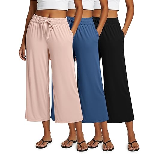 Real Essentials Pacote com 3: Calça capri feminina ultramacia, larga, com abertura na parte inferior - bolsos para ioga (disponível em Plus)