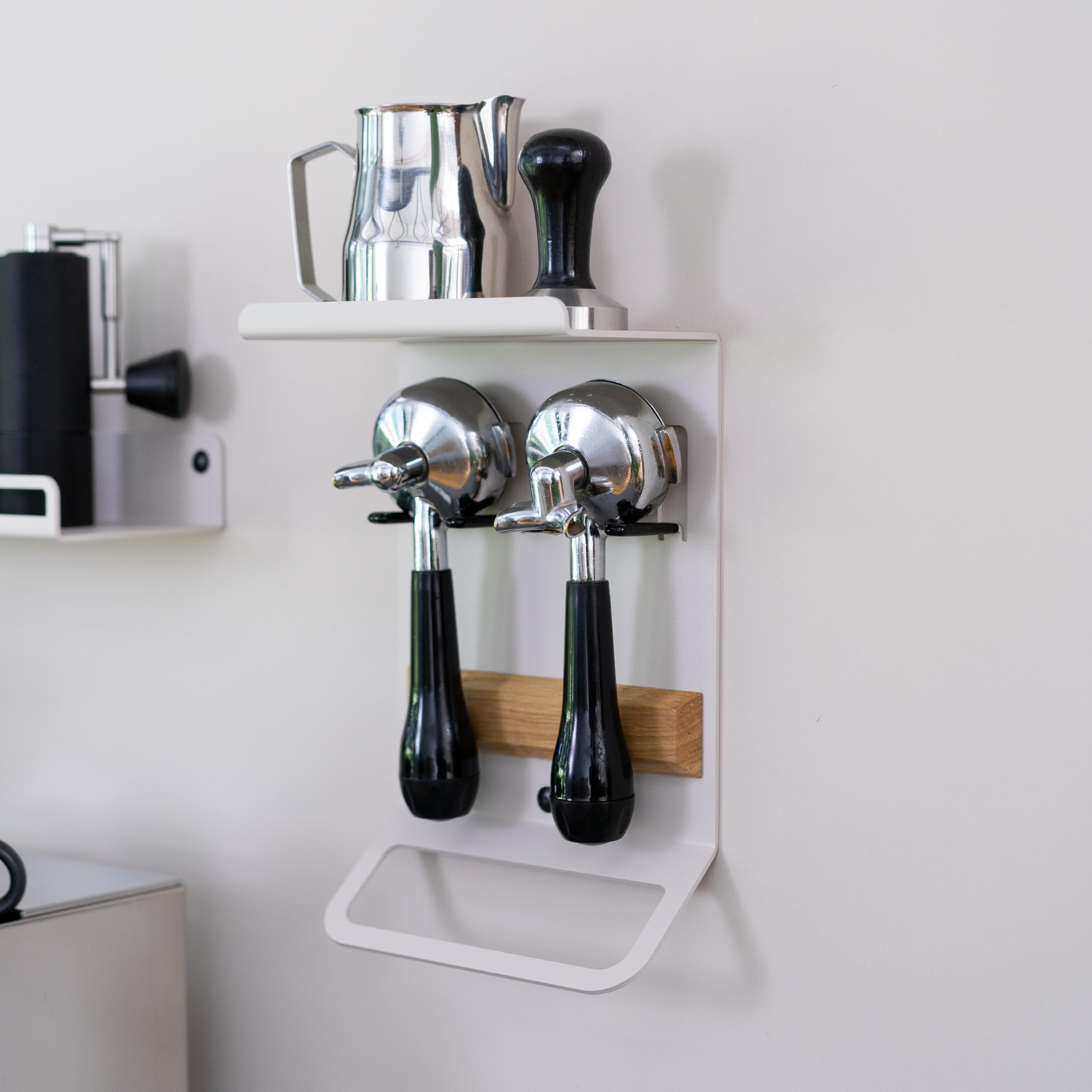 FLATE® Barista Rack Mini: Kompaktes Wandregal für Barista Zubehör mit Siebträgerhalter (Orange)