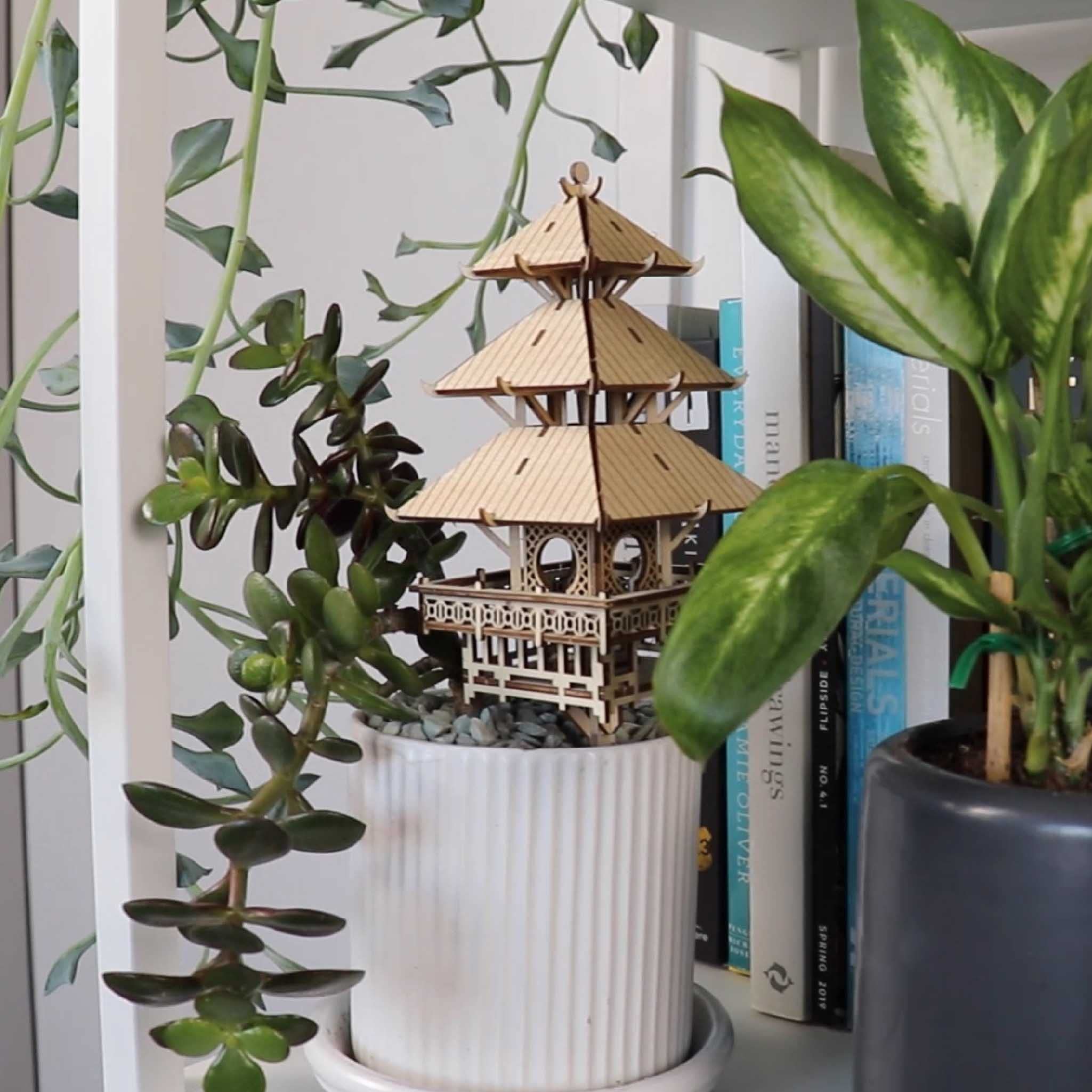 Tiny Treehouses – Temple of Serenity – Kit 3D DIY en Bois avec éclairage LED & Support Plante en Acrylique | 56 pièces | Montage 2–3 h | Dès 15 Ans