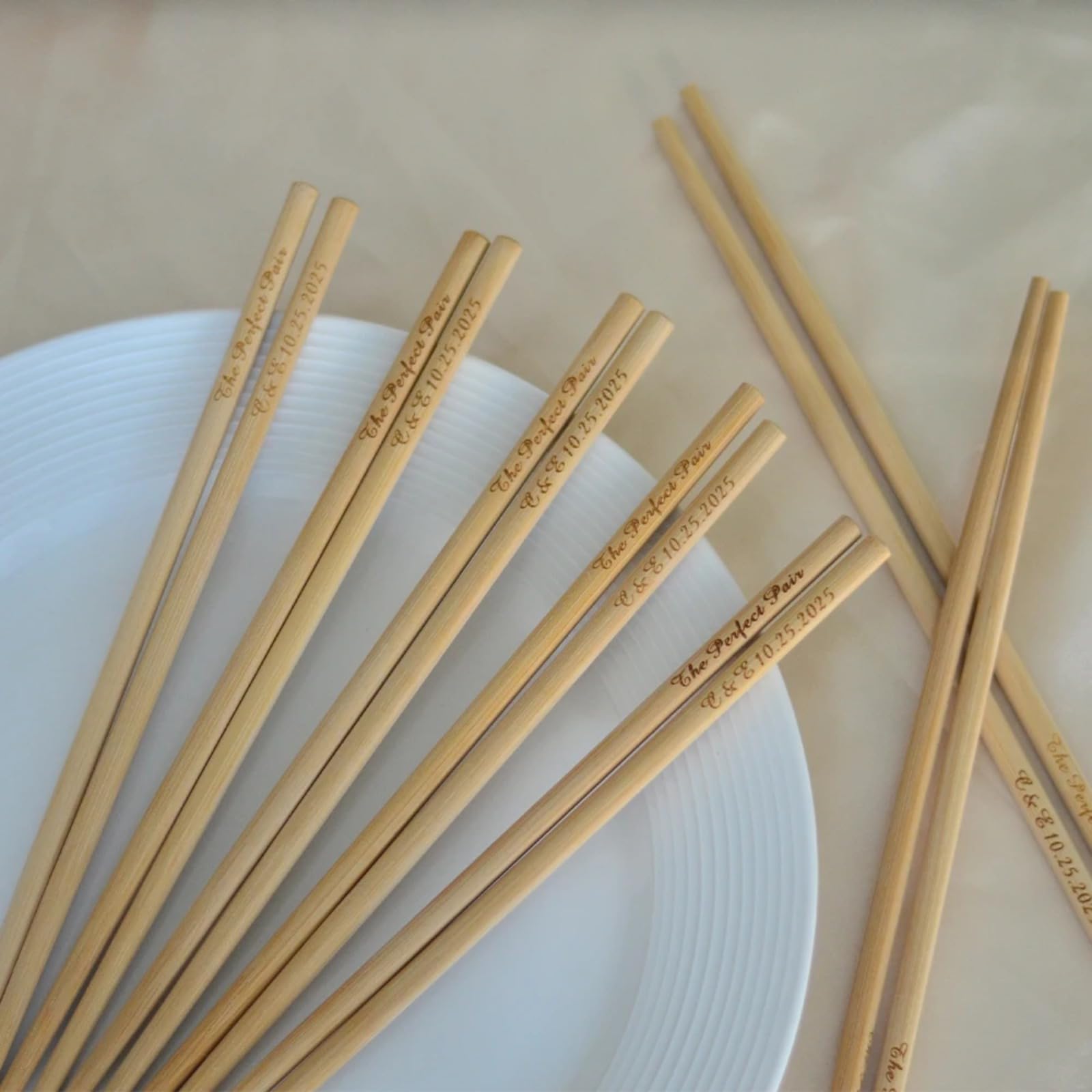 Lot de 10 à 200 paires de baguettes gravées personnalisées en vrac pour invités - Cadeau de couple pour anniversaire, fête prénuptiale (150 paires)