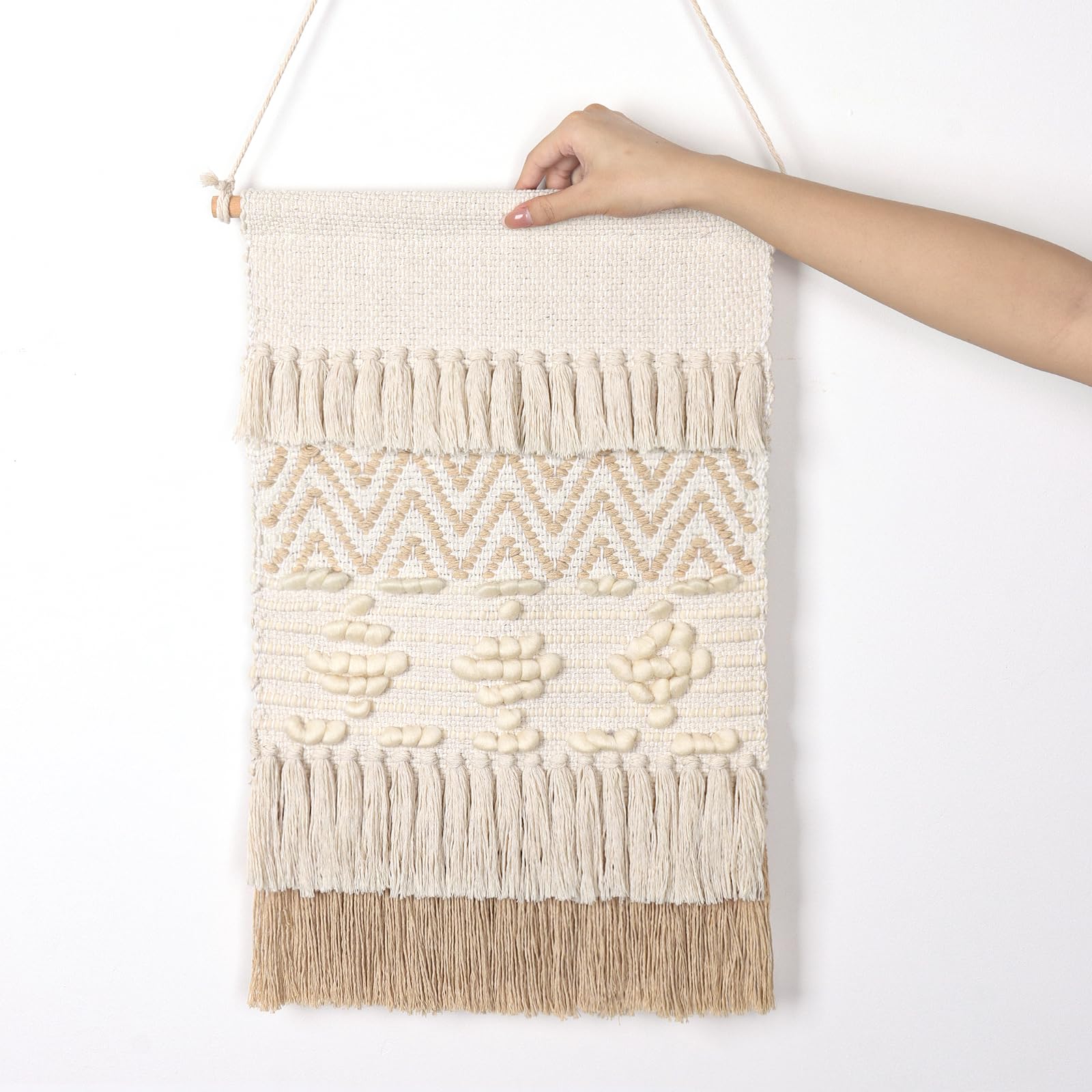 Macramé tejido para colgar en la pared, decoración bohemia de ondas geométricas beige con bola de lana y borla, elegante apartamento, dormitorio, habitación, decoración de puerta, 15.7 4
