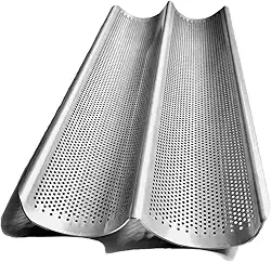 Assadeira em alumínio, antiaderente e perfurada com duas ondas. Ideal para baguetes, pão francês, italiano, e muitos outros tipos.