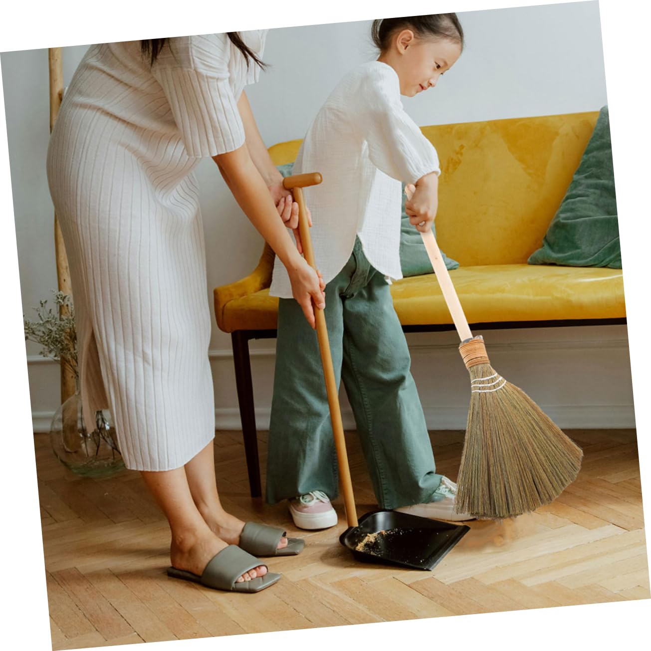 Escoba De Maíz Tejida a Mano Desmontable Grande 64 Cm Ligera De Fibras Naturales Suaves Para Limpieza Doméstica y Patios—herramienta Tradicional De Barrido Multifuncional