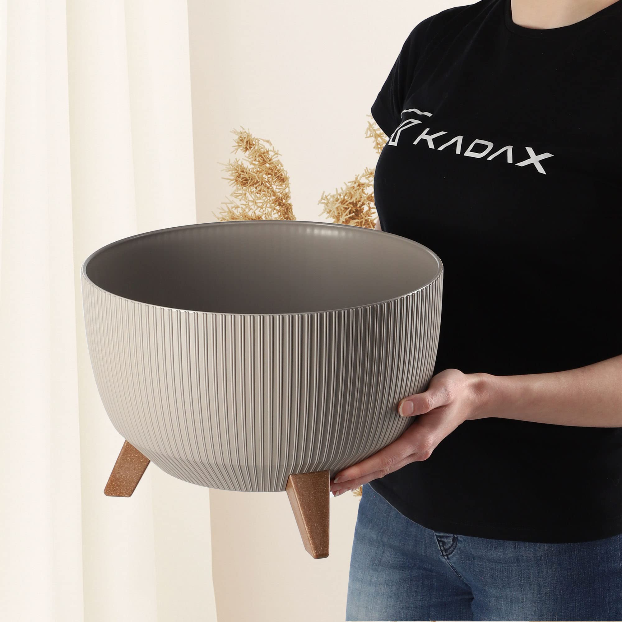 KADAX Blumentopf aus Kunststoff mit DREI Einsteckstützen, runde Blumenschale, Pflanzkübel, Blumenkübel, Pflanzschale für Balkon, Wohnzimmer (33 cm Ø/Taupe)