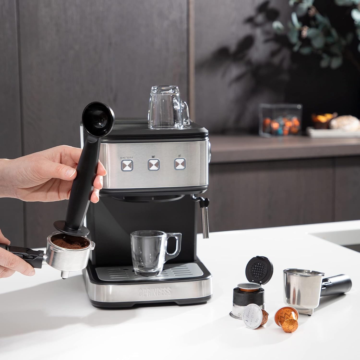 Princess Macchina da caffè Espresso e Capsule, 850 watt, 1.5 litri, 20 Bar Serbatoio Acqua, Cappuccinatore 249413