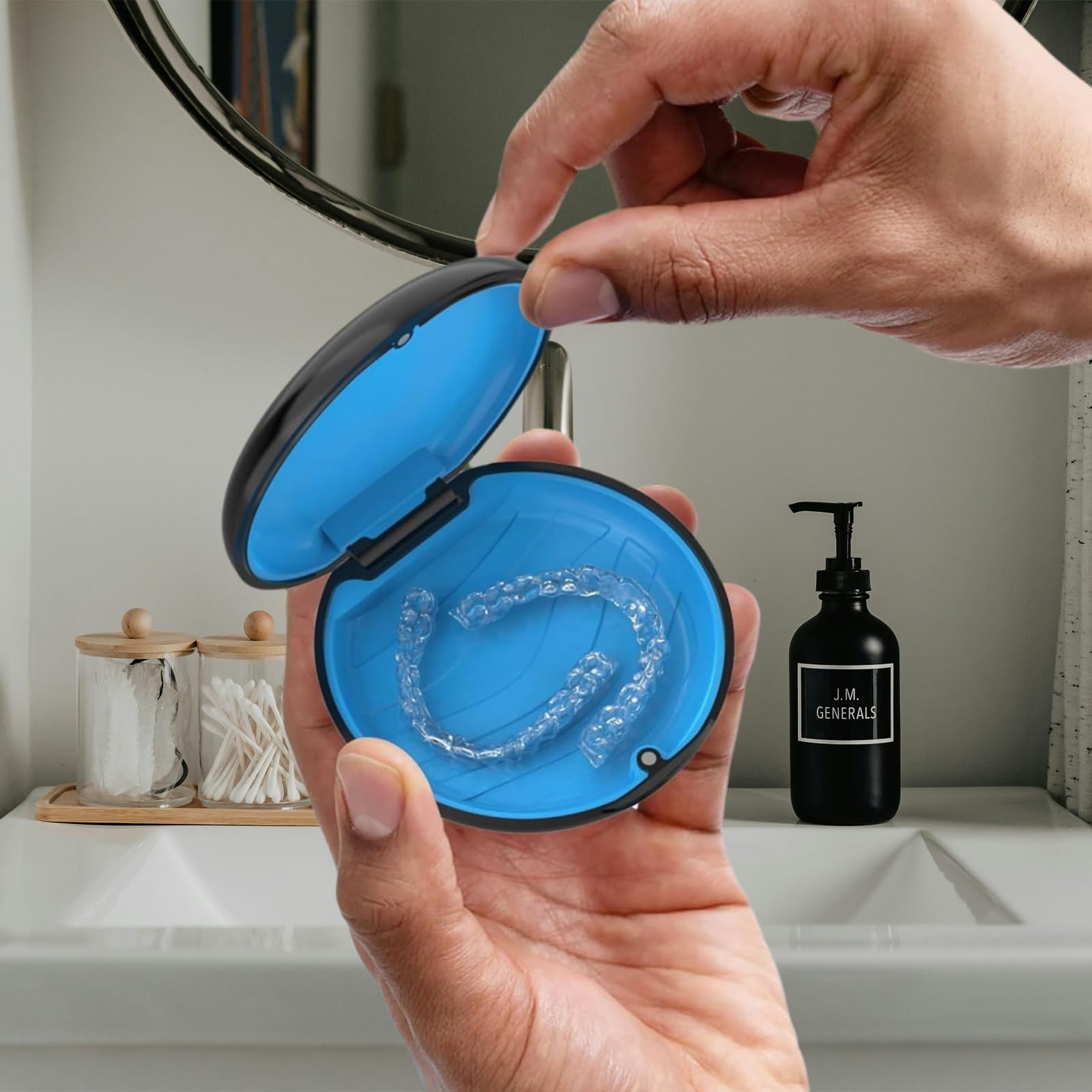 Lot de 2 coques minces d'alignement pour Invisalign, étui de protège-dents avec outils de retrait et aligneurs à mâcher et brosse, plateau intérieur amovible en silicone pour un nettoyage facile (noir