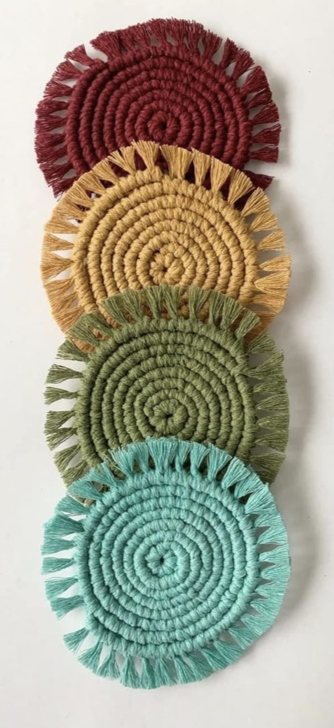 Crafting with Love un hermoso juego de 4 posavasos de macramé colorido, tamaño: 5 pulgadas, mejora la belleza de tu hogar