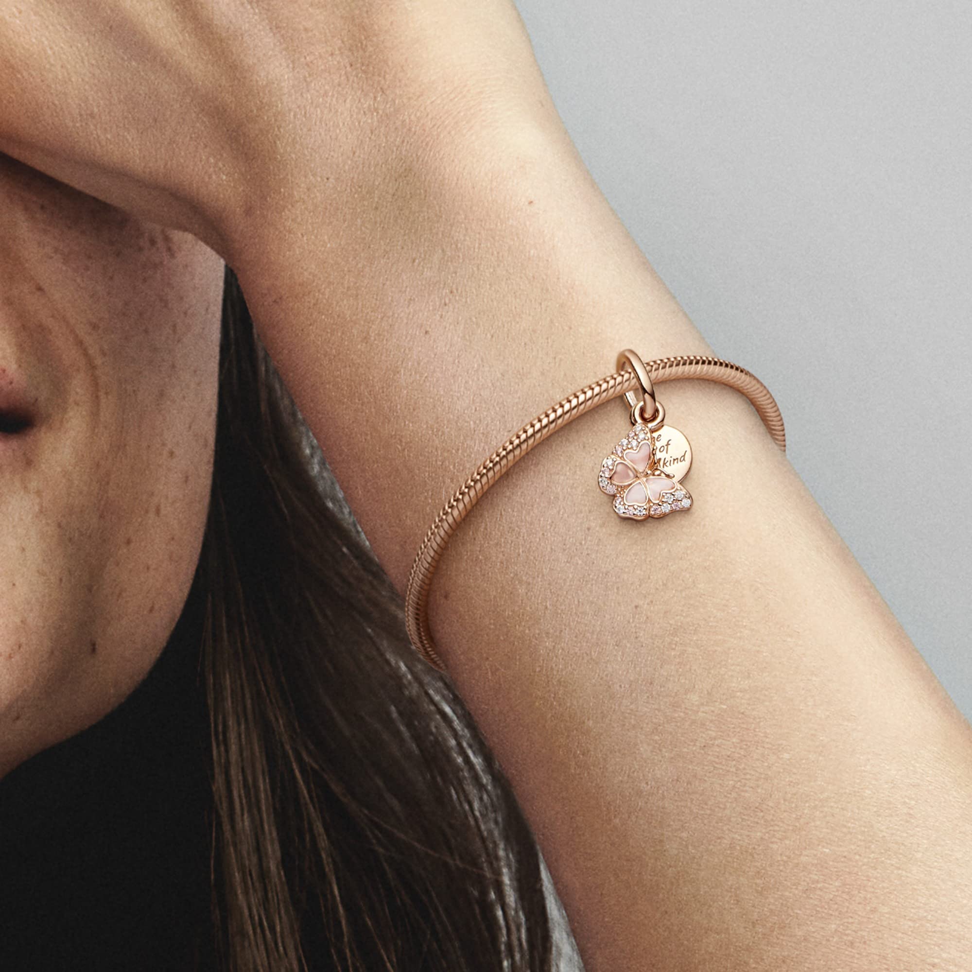 PANDORA Pendente a forma di farfalla Moments, placcato in oro rosa 14 k, con zirconi cubici rosa e trasparenti, plica rosa trasparente smaltata