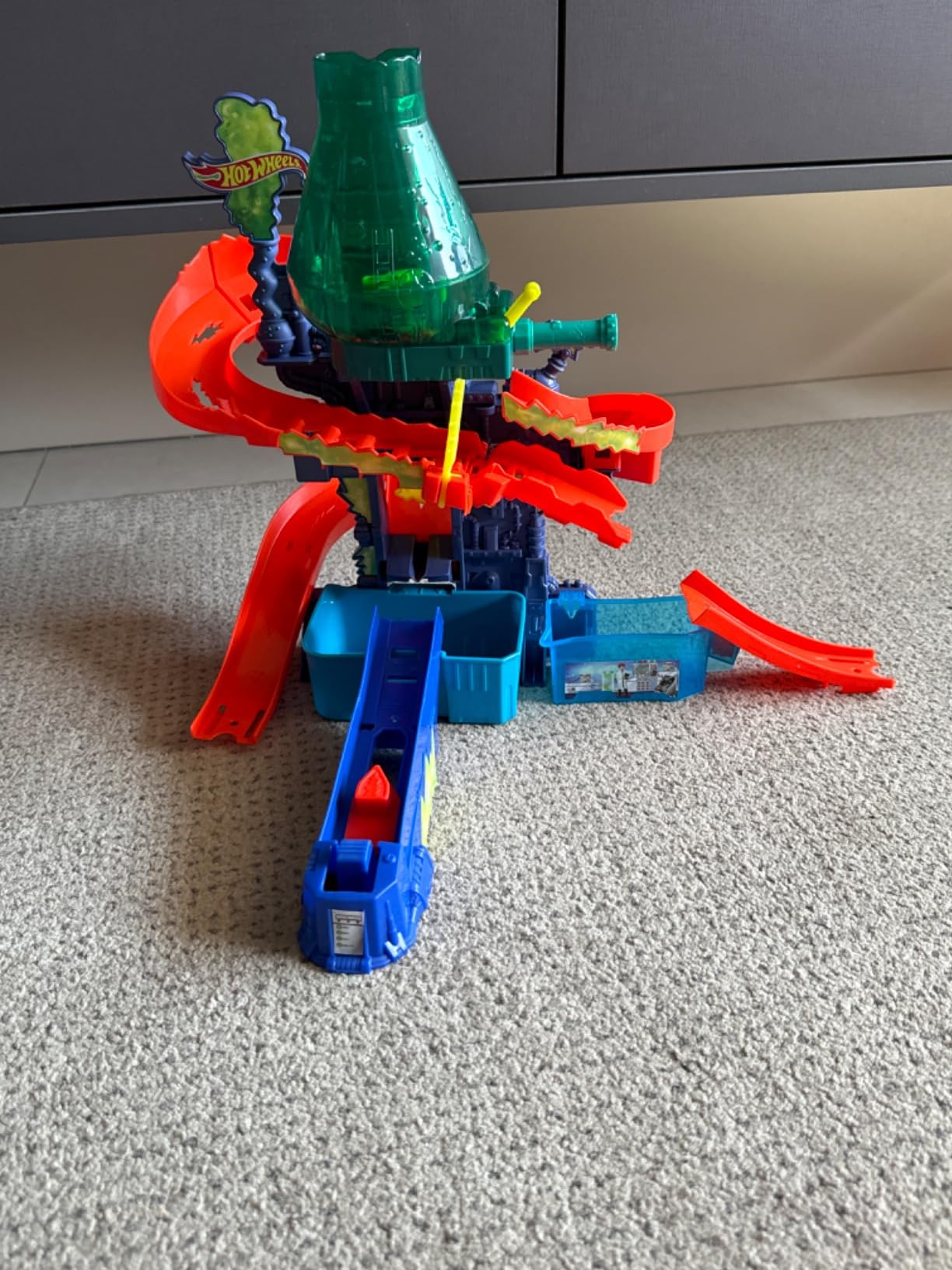 Hot Wheels, Pista Estação Científica com 1 Carrinho que Muda de Cor