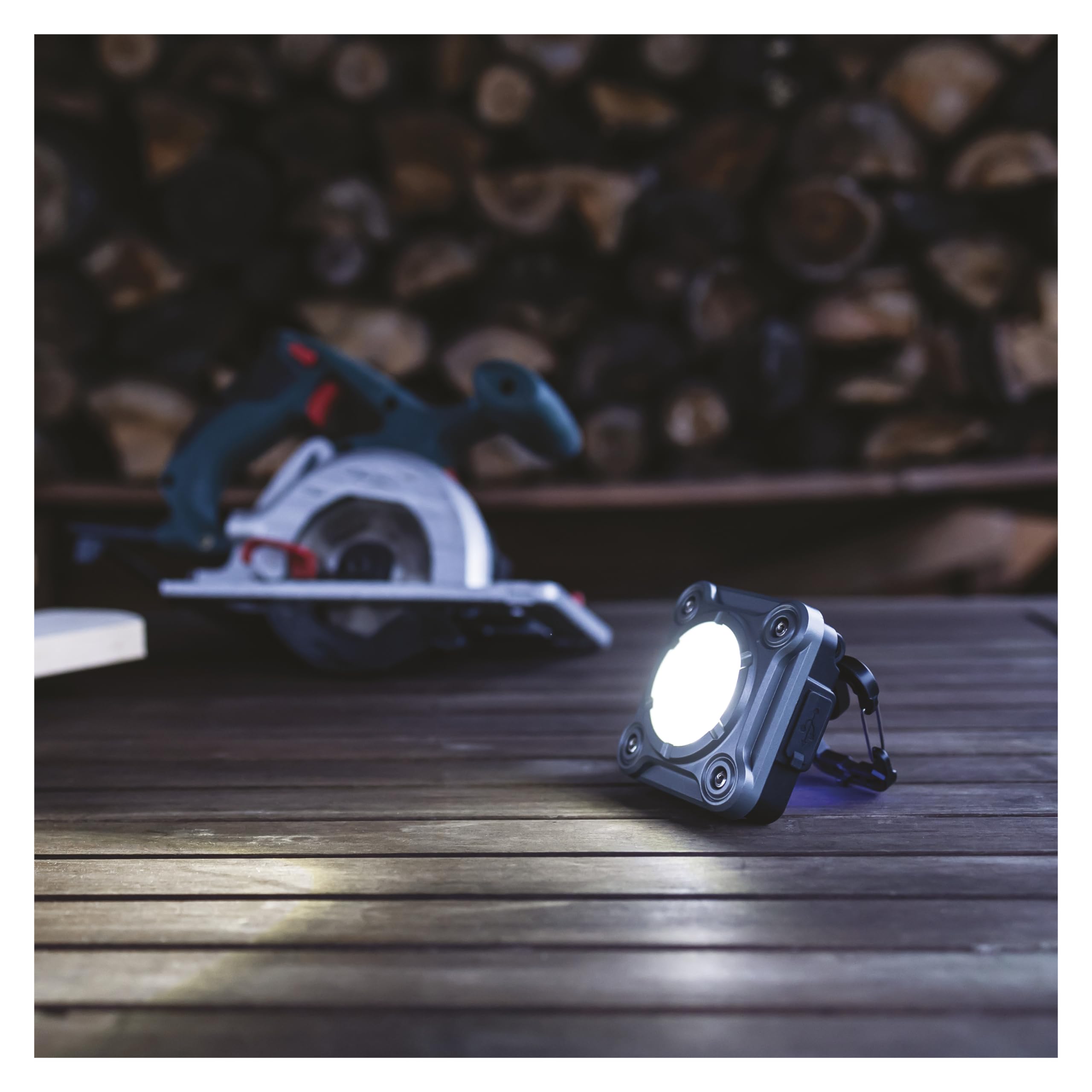 EMOS Mini reflektor LED, lampa kempingowa z 3 trybami świecenia, wodoszczelność IP44, maks. jasność 1200 lm, zasięg 60 m, akumulator 2000 mAh z czasem świecenia do 6,5 h, w zestawie kabel USB, haczyk,