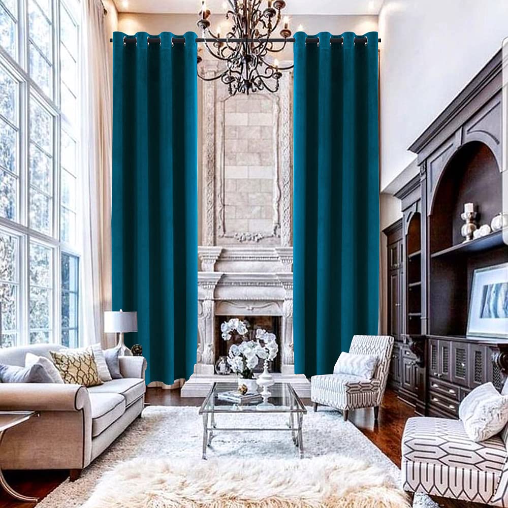 Cortinas de terciopelo azul oscuro ideales para el confort de salones de doble altura