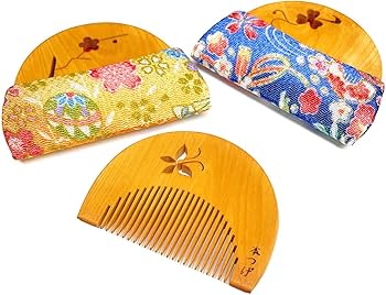Amazon | 国産 本つげ 半月 蝶彫り とかし櫛 ケース付 (ケースの色・柄