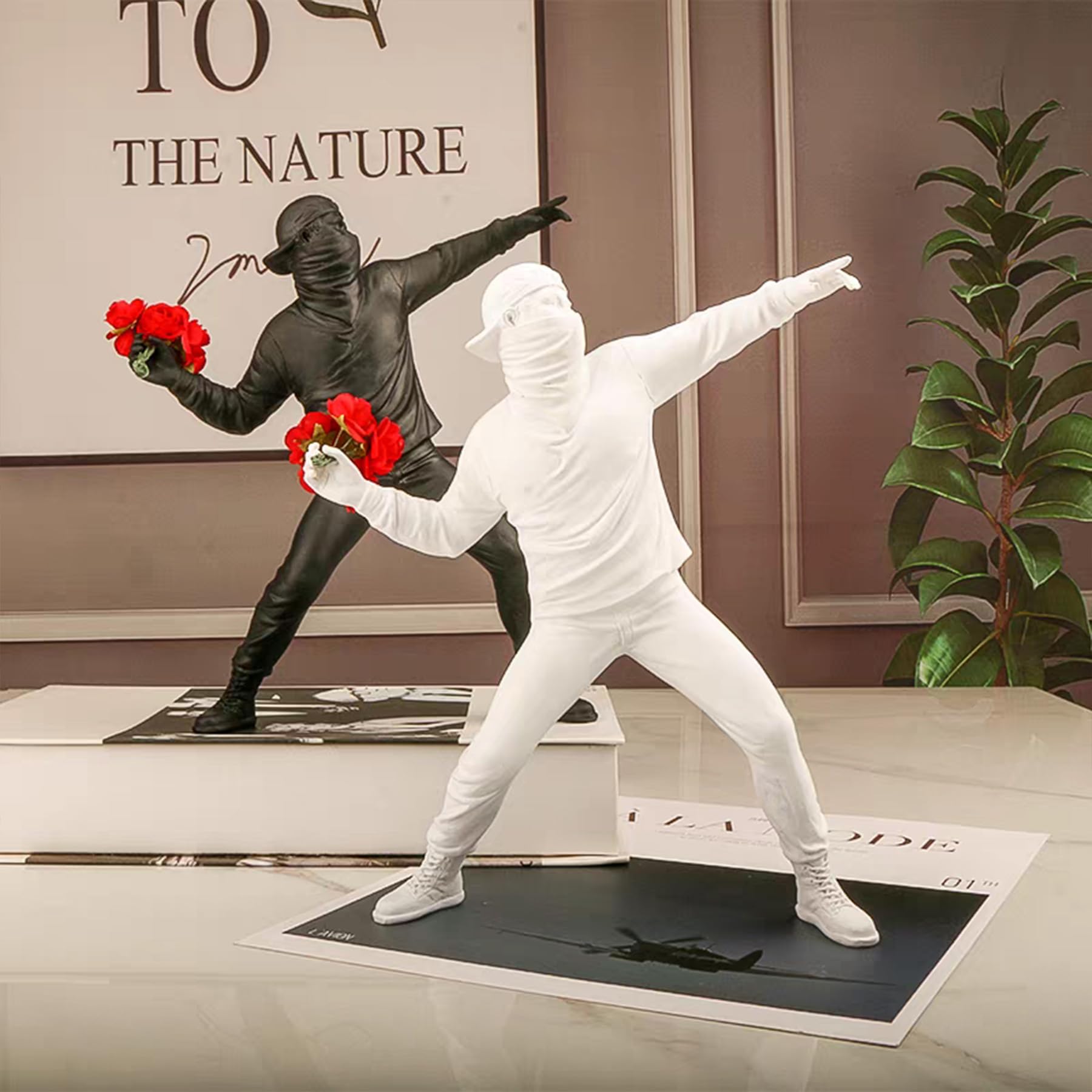 Banksy Figura Scultura Il Lanciatore di Fiori, Figura Decorativa Street Art per Ufficio Domestico Soggiorno Collezioni d'Arte Decorazioni (Bianco)